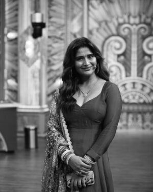 Arti Singh Instagram - Song dedicated to husband who tells im coming at 4 pm and comes at 5.30 😤👊🏻🧐🙃 @dipakchauhan09
