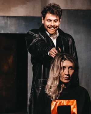 Artur Lohai Instagram - Збулась мрія. 

Дебют на сцені театру відбувся. Скажу точно, що не розпробував* та хочу ще. 

Вистава «Романтика» за мотивами новели Хвильового «Я (Романтика)», режисера @seredinseredin — складна для сприйняття, як акторів, так і глядача, та я вдячний всім, хто був на моїй маленькій прем‘єрі. І обов’язково чекатиму всіх охочих 22 лютого знову на малій сцені Театру драми та комедії на Лівому березі Дніпра ❤️

Дякую @leftbanktheater за довіру. 

Дякую всім партнерам і партнерці 🙏🏻
@dmytro.soloveyko @oleg_gotsuliak @the_vysochanskyi 

В нас гарна команда 🙂

*Розпробував — калька з іншої мови, але радо почитаю в коментах правильні варіанти 🙂