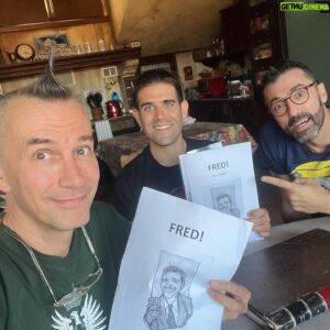 Arturo Brachetti Instagram - Dal copione alla realtà! È ora in scena FRED! Uno spettacolo non solo da ascoltare ma anche da vedere, da ridere e da cantare tutti insieme 🤩 
Guarda che luna…..