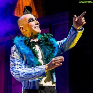 Arturo Brachetti Instagram - @cabaret_ilmusical è uno spettacolo forte, nel vero senso della parola. Come le emozioni che provo ogni volta che salgo sul palco di tutti i teatri italiani in cui siamo già stati e di tutti quelli in cui saremo. 😍

Credits: F COMMUNICATION

#arturobrachetti #cabaret