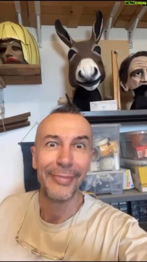 Arturo Brachetti Instagram - Continuano i preparativi per i costumi di Cabaret The musical! 🎭
Oggi dalla mia amica @robbit.bia 🤩