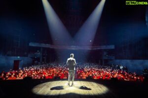 Arturo Brachetti Instagram - E si riparte! Una nuova città, un nuovo teatro, una nuova avventura… 
Ma sempre la solita emozione! 
#arturobrachetti #SOLO #quickchange
