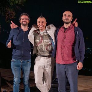 Arturo Brachetti Instagram - È uscita oggi la mia intervista per @tintoriapodcast una chiacchierata con gli amici @sandanieletinti e @grandiraponi che poi è diventata podcast, per ascoltarla quante volte vorrai su Spotify o YouTube.

Le foto testimoniamo quanto ci siamo divertiti e quanti eravamo quella sera, in cima ai Colli Euganei. 

Corri ad ascoltarla, il link è in bio!

Crediti: foto di Enrico Berardi
#arturobrachetti #quickchangeartist #tintoriapodcast