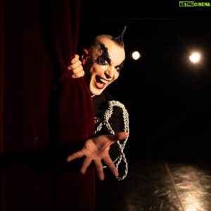 Arturo Brachetti Instagram - Willkommen al Cabaret, dove da questa sera 10 ottobre e per ogni data del tour, non sarete soltanto spettatori.
Non preoccupatevi però, ci sarò io - il vostro Emcee - a prendervi per mano e condurvi al Kit Kat Club, il locale più trasgressivo di una Berlino anni ‘30.
Decadente e sfarzosa.
Provocatoria e ribelle.
Proprio come le storie che si intrecciano in @cabaret_ilmusical . Sarà ambiguo ma sicuramente anche spettacolare.

#arturobrachetti #cabaret