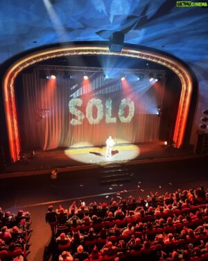 Arturo Brachetti Instagram - #SOLO atterra in Spagna ❤️💛
Muchas gracias amigos españoles y @teatrevictoria, estoy encantado de estar aquí! 

Barcellona, da oggi fino al 9 giugno 👉🏻 link in bio!
#arturobrachetti #SOLOBrachetti #quickchangeartist #SOLOEspana