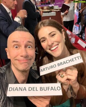 Arturo Brachetti Instagram - Non vedo l’ora di cominciare questa bellissima nuova avventura teatrale insieme a te @dianadelbufalo! ❤️ Sei la nostra stella con una tua luce solare ☀️🤩
 @cabaret_ilmusical sta per arrivare! 

#arturobrachetti #cabaret #musical