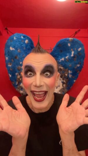 Arturo Brachetti Instagram - La mia sessione di trucco per Cabaret in meno di un minuto.
Non ci credete? Vi stupirò, anche questa volta ✨

Da questa sera fino al 12 novembre @cabaret_ilmusical sarà a Roma, al @teatrobrancaccio e poi in tour in altri teatri italiani.

#arturobrachetti #cabaret #makeup