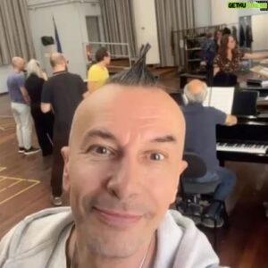 Arturo Brachetti Instagram - Parte una nuova avventura al @teatroregiotorino! Curiosi di sapere quale personaggio interpreterò?! 🤪

#arturobrachetti