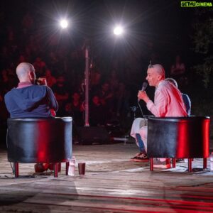 Arturo Brachetti Instagram - È uscita oggi la mia intervista per @tintoriapodcast una chiacchierata con gli amici @sandanieletinti e @grandiraponi che poi è diventata podcast, per ascoltarla quante volte vorrai su Spotify o YouTube.

Le foto testimoniamo quanto ci siamo divertiti e quanti eravamo quella sera, in cima ai Colli Euganei. 

Corri ad ascoltarla, il link è in bio!

Crediti: foto di Enrico Berardi
#arturobrachetti #quickchangeartist #tintoriapodcast