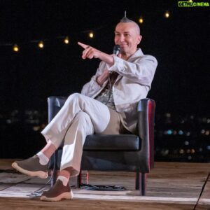 Arturo Brachetti Instagram - È uscita oggi la mia intervista per @tintoriapodcast una chiacchierata con gli amici @sandanieletinti e @grandiraponi che poi è diventata podcast, per ascoltarla quante volte vorrai su Spotify o YouTube.

Le foto testimoniamo quanto ci siamo divertiti e quanti eravamo quella sera, in cima ai Colli Euganei. 

Corri ad ascoltarla, il link è in bio!

Crediti: foto di Enrico Berardi
#arturobrachetti #quickchangeartist #tintoriapodcast