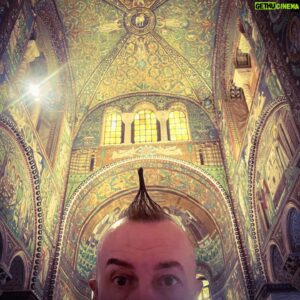 Arturo Brachetti Instagram - A Ravenna i mosaici sono proprio dappertutto!😍🤩

#arturobrachetti 
#ravennamosaici