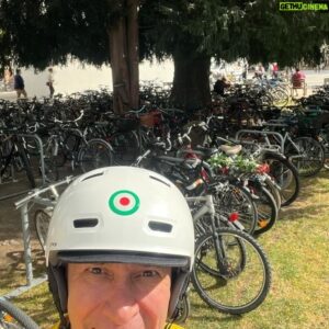 Arturo Brachetti Instagram - Eppure l’avevo messa sotto l’albero!😬

A Salisburgo ci sono più biciclette che automobili. È un bell’affare. 
Però ci sono gli ingorghi e gli affollamenti ai parcheggi 🤪

#arturobrachetti #brachetti #salisburgo #bicicletta