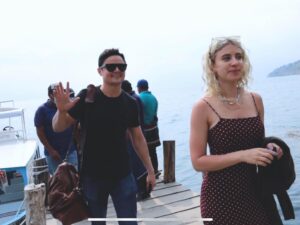 Arturo Castro Instagram - We’ve opened another computer lab for a school in San Antonio Palopo, Atitlan, and these amazing kids stole my heart! 
This lake is sacred to me, and getting to know these future leaders that live on its shores made my heart incredibly full.

I believe that all one needs to achieve a dream, is a little support, hard work and the tools to visualize it. 
I hope that bringing internet to these wonderful kids will open up a world of possibilities for them. 

Thank you to @fun_sepa for making it happen, to the community, and to the amazing @lolohoovs for your support. ❤️

If you’d like to get involved pls visit @fun_sepa and check out the amazing work they do!