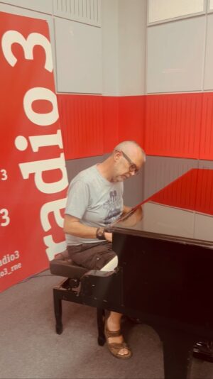 Arturo González-Campos Instagram - ⚠️ ADVERTENCIA: No os perdáis mañana #ElTípicoPrograma, viene @arturogcampos 👌🏼

A partir de las 10h, en @radio3rne