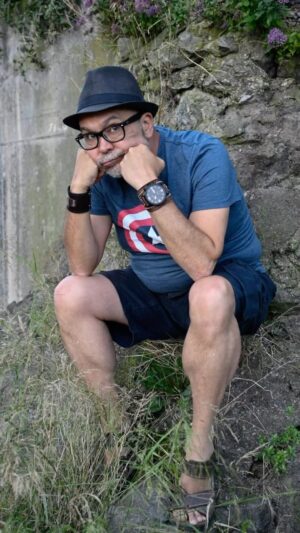 Arturo González-Campos Instagram - La semana pasada, en Bilbao, tenía que hacer unas fotos con un fotógrafo espectacular, Oskar González (no tiene redes). La idea era hacer esas fotos tristes de escritor posando con el libro mirando a cámara en un fondo prestigioso. Hablamos y decidimos pasarnos el reportaje por los huevos y divertirnos. Me flipa el resultado. Gracias, Oskar!