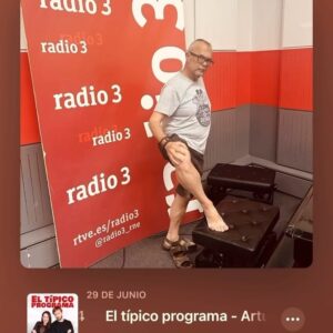 Arturo González-Campos Instagram - Recuerdo como si fuera hace dos semanas cuando fui a @radio3rne y  @diegus_veintiuno me hizo esta canción. 😻