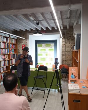 Arturo González-Campos Instagram - Ayer en Málaga. Personitas de pie y todo. Gracias. Fuisteis muy majérrimos! @librerialuces