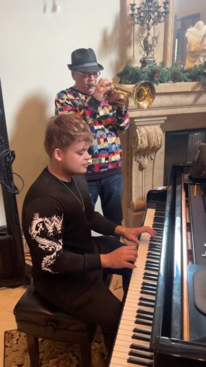 Arturo Sandoval Instagram - Guess the name of the song! Merry Christmas 🎄🎁 all the glory to God forever!!!