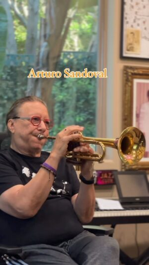 Arturo Sandoval Instagram - Aprendiendo de la leyenda viviente el gran maestro @arturo_sandoval_arocha 🎺🎺
.
.
#arturosandoval #trumpet #trumpetplayer #trumpetlife #trompeta #trompetistas #music #musicos #musicostrompetistas #eeuu🇺🇸 #losangeles #california #2024 #entrevista #reels #reelsinstagram #reelsvideos #reelsviral❤️ #parati #foryou #instagram #🎺