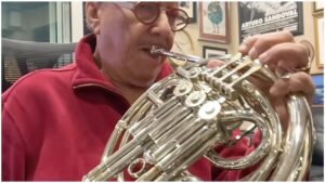 Arturo Sandoval Instagram - Dusting off my French Horn after a while without being able to touch it. I love the sound of this beautiful instrument, I hope one day I can learn to play it correctly; I'll try it.
-----------------------
Desempolvando mi french horn después de un tiempo sin poder tocarlo.
Me encanta el sonido de este bello instrumento, ojala algún día pueda aprender a tocarlo correctamente; lo voy a tratar.