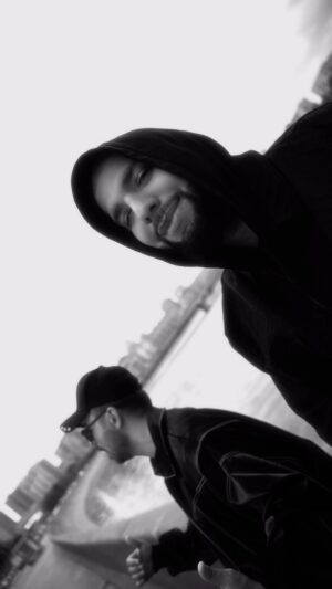 Artyom Kacharyan Instagram - Нет ничего круче, чем попадать в ваши сердца🩶🤍 Спасибо,что слушаете новый трек🎧