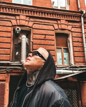 Artyom Pindyura Instagram - …я иду закрыв глаза, голос меня тянет на проблемы, 
я же не успел сказать, но уже что-то сделал,
глупо, но эмоции ведут меня за край,
падая на руки, разбиваюсь как хрусталь.

я тебе не верю,
ты говоришь уйду, и сильно хлопнешь дверью,
не понимаю почему я до сих пор ищу твои глаза
и каждый раз дрожат твои слова…