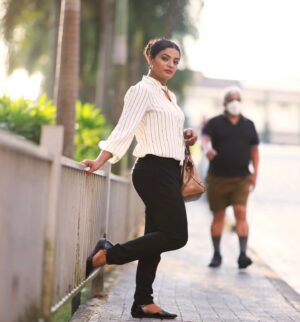 Arya Salim Instagram - Why be ordinary when you can be extraordinary?
PC : @kashmeeraweddingcompany
💄: @zarah___makeover

#model #travel #f #cute #followers #beauty #followback #likeforlike #tiktok #comment #trending #photographer #lifestyle #viral #followforfollow #explore #music #motivation #photoshoot #instamood #instapic #girl #quotes #selfie #naturephotography #memes #inspiration #explorepage #k #makeup