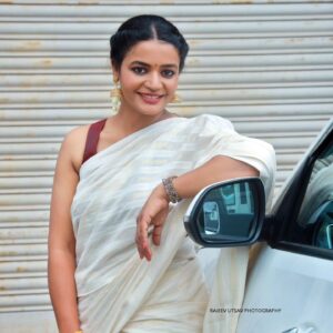 Arya Salim Instagram - Wearing a white saree is like wearing a piece of tranquility 🤍

#style #happy #photo #life #nature #insta #cute #viral #likesforlike #model #music #travel #memes #explorepage #liker #girl  #selfie #india #beauty #trending #likeback #following #loveyourself #lifestyle #tiktok #photoshoot #photographer #aaryasalim #abrahamozler #minnalmurali