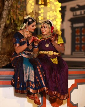 Arya Salim Instagram - 🤭 Avana..!!?
☺️Illadi...Naan enna sollavarenna....!!

PC: @kashmeeraweddingcompany
@nirthanjali_casa_de_arte

@aryasalimofficial
@vijithavenutd 
#dance#classicaldance #bharathanatyamjewellery #kerala #explorepage #photooftheday #photography #photographer
