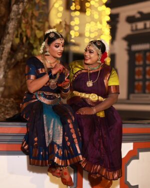 Arya Salim Instagram - 🤭 Avana..!!?
☺️Illadi...Naan enna sollavarenna....!!

PC: @kashmeeraweddingcompany
@nirthanjali_casa_de_arte

@aryasalimofficial
@vijithavenutd 
#dance#classicaldance #bharathanatyamjewellery #kerala #explorepage #photooftheday #photography #photographer