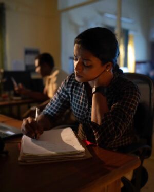 Arya Salim Instagram - SI Divya 
working late at night 🌃
 while her mentor was working hard out side to get a nice sleep 💤
At last he got that sleep & also the sleepless nights are coming...

Thank you all ❤

#BlockBusterOzler ⚡

@mammootty @actorjayaram_official @midhun_manuel_thomas @abrahamozler  @senthil_krishna_rajamani @aryasalimofficial @nerambokku @irshadmhassan_ @avenirtek @thenieswarcinematographer @midhunmuku @shameer__muhammed  @sunil.singh1981 @iamprincejoy @rajeesh_velayudhan @ronexxavier4103  @sapthaarecordsindia @vaisakh_c_ @truthglobalfilms @samadtruth @rjsoorajdoha @shajeer_p_basheer
@adam.sabiq_@actorsivaraaj
@shiva_hariharan91 @alan_joseph_siby
@nidhin_aryan_chitty @jozef_matewz

#AbrahamOzlerMovie #Mammootty #Jayaram #MidhunManuelThomas #ArjunAshokan #AnaswaraRajan #SenthilKrishna #AryaSalim #Jagadish #Saikumar #DrRandheerKrishnan #Nerambokku #Avenirtek #IrshadMHassan #TheniEswar #shameermuhammed #JohnManthrickal #RonexXavier #MidhunMukundan #aaryasalim #actorslife #trending