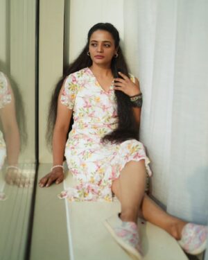Arya Salim Instagram - There is a crack in everything, that's how the light gets in
💮🌸🌼🌺

📸 @sbk_shuhaib🥰

#photooftheday #photos #trending
#model #actorslife #AryaSalim
