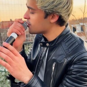Aryaan Arora Instagram - My rendition of this beautiful song #RANG by @shekharravjiani @priyasaraiyaofficial