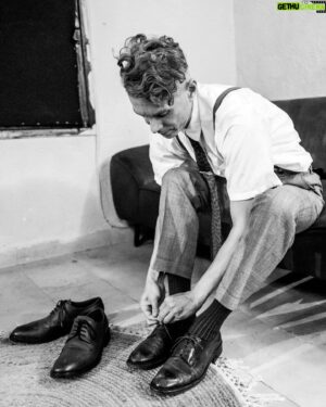 Asaf Avidan Instagram - The ICHNOLOGY Tour style code: Vintage 1940s suits, vegan leather shoes and accessories. 
Jewelry by @bevano_jewelry