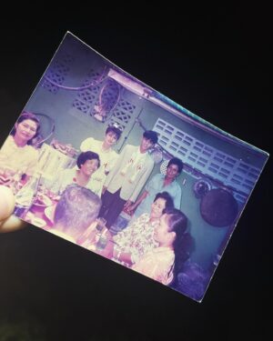 Asavapatr Ponpiboon Instagram - ไม่ค่อยมีรูปตัวเองตอนเด็กๆเลย ไม่เป็นไร งั้นลงรูป วันงานแต่งพ่อกับแม่แทนละกัน , อยากบอกว่ารักพ่อกับแม่มากๆนะครับ ขอบคุณที่เลี้ยงบาสมาอย่างดี ให้ทุกอย่างที่เด็กคนนึงต้องการได้อย่างเต็มที่ พึ่งมารู้ตอนโตมามันเหนื่อยมากกว่าจะหาเงินได้แต่ละบาท 5555  ติดไว้ก่อนนะครับ กำลังพยายามอยู่ จะเลี้ยงคืนให้อย่างดีที่สุดเลย #สวัสดีวันเด็ก