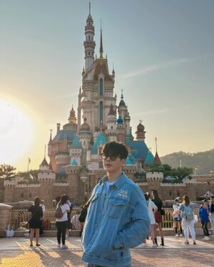 Asavapatr Ponpiboon Instagram - 🧡
#HKDisneyland  @hkdisneyland #Momentous  #LoveTheMemory #CastleOfMagicalDreams  #LetItGo  #WorldOfFrozen