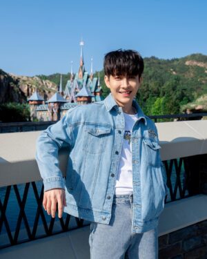 Asavapatr Ponpiboon Instagram - 🧡
#HKDisneyland  @hkdisneyland #Momentous  #LoveTheMemory #CastleOfMagicalDreams  #LetItGo  #WorldOfFrozen