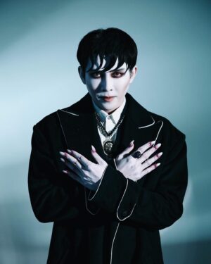 Asavapatr Ponpiboon Instagram - Darling , you're already in my veins 🦇
Photographer : @pportk
Stylist : @cashmeremuseum.bkk
Make up : @makeupbyrasika
Hair : @nenaenos_tp

#Halloween2023 #Darkshadows