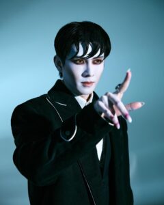 Asavapatr Ponpiboon Instagram - Darling , you're already in my veins 🦇
Photographer : @pportk
Stylist : @cashmeremuseum.bkk
Make up : @makeupbyrasika
Hair : @nenaenos_tp

#Halloween2023 #Darkshadows