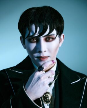 Asavapatr Ponpiboon Instagram - Darling , you're already in my veins 🦇
Photographer : @pportk
Stylist : @cashmeremuseum.bkk
Make up : @makeupbyrasika
Hair : @nenaenos_tp

#Halloween2023 #Darkshadows