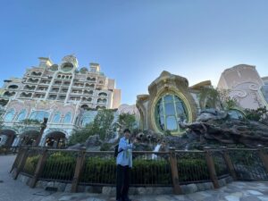 Asei Miki Instagram - ディズニーシーの新エリア「ファンタジースプリングス」に招待していただきました。
ずっと拍手してた。エリアもアトラクションも全部凄すぎる。涙でます。全部に手振ってた。ほんまに全部に手振ってた。
#ディズニーシー 
#disnysea 
#ファンタジースプリングス
#fantasysprings 
#ランタンフェスティバル
#フローズンジャーニー
#6月6日グランドオープン
#ティモン