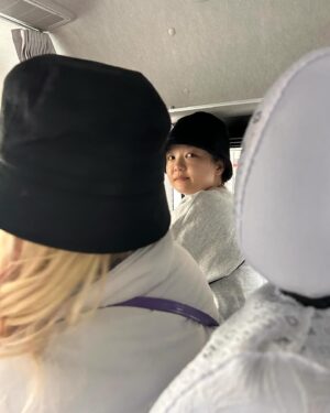 Asei Miki Instagram - 名古屋駅で僕に会釈してきたおばさんが、バスにまで乗りこんできた。
めっちゃ見てくる。
怖い。