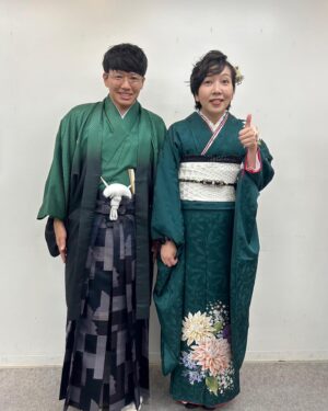 Asei Miki Instagram - 振袖姿のゴージャス松野さんとツーショット撮ってもらいました⭐︎

#ゴージャス松野さん