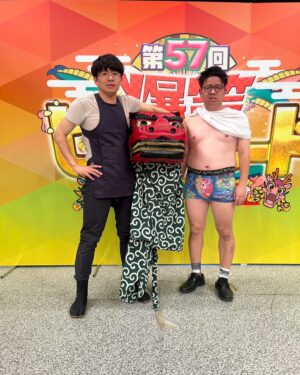 Asei Miki Instagram - ヒットパレードで今年初漫才をした後、今年初獅子舞も生放送でさせていただきました。
この模様は後日ドッキリグランプリで放送させてると思います。
お互いのプライドとプライドのぶつかり合い。
今回も前作を超える、最高の仕上がりになってると思います。
是非見てください。

#新年早々疲れすぎ
#2024年も獅子舞と共に
#ヒットパレード