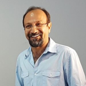 Asghar Farhadi Instagram - توضیح روابط عمومی اصغر فرهادی درباره خبر مربوط به فیلم جدید این کارگردان
.
هنوز نگارش فیلمنامه فیلم جدید اصغر فرهادی به پایان نرسیده و تصمیم قطعی برای چگونگی تولید این فیلم، بعد از اتمام نگارش فیلمنامه گرفته خواهد شد.

به گزارش ایسنا، روابط عمومی دفتر اصغر فرهادی با اشاره به خبر منتشر شده درباره فیلم جدید این کارگردان در شهر شیراز  توضیح داد: «اصغر فرهادی از سال گذشته در حال نگارش فیلمنامه فیلم آینده خود است و تصمیم درباره چگونگی تولید این فیلم ، پس از اتمام نگارش فیلمنامه گرفته خواهد شد. طبیعتا هیچ کدام از بازیگران و دست‌اندرکاران این پروژه در این مرحله انتخاب نشده‌اند.

پس از اتمام نگارش فیلم‌نامه اخبار تولید آن از  سوی روابط عمومی فیلم منتشر خواهد شد و تنها خبرهایی که از سوی روابط عمومی فیلم منتشر شود مورد تایید است.» ثمین مهاجرانی درباره بخش دیگر این خبر که مربوط به نگارش فیلمنامه‌ چند فیلم کوتاه توسط اصغر فرهادی بود، توضیح داد: «خبر به این شکل صحت ندارد. ایشان چند ماه قبل کارگاه فیلمسازی در  شمال اسپانیا برگزار کردند، دانشجویان این کارگاه در طول ۱۰ روز زمان برگزاری، بیش از ۳۰ فیلم کوتاه ساختند که بر اساس ایده‌های مطرح شده خودشان و پرورش ایده‌ها به صورت گروهی شکل گرفته و ساخته شدند. دانشجویان مطابق معمول این نوع کارگاه‌ها از راهنمایی‌های آقای فرهادی برای ساخت فیلم‌های کوتاه خود استفاده کردند.» #اصغر_فرهادی