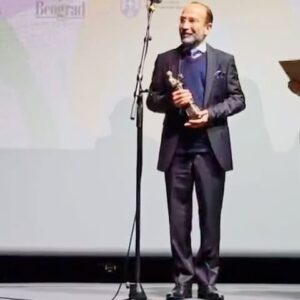Asghar Farhadi Instagram - ۰
اهدای جایزه victory award به اصغر فرهادی در مراسم بزرگداشت او در بلگراد.

فستیوال فیلم بلگراد هر سال برای یکی از سینماگران جهان بزرگداشتی برگزار می‌کند.
این جایزه پیش از این به گوستا گاوراس، الکساندر سوخورف،کارلوس سائورا،جان مالکویچ، امیر کوستاریتسا،ریچارد دریفوس و …تعلق گرفته است.
در مراسمی دیگر جایزه سینماتک کشور صربستان نیز به فرهادی اهدا شد.
این بزرگداشت با حضور اصغرفرهادی و استقبال گسترده تماشاگران، فیلمسازان و علاقه‌‌مندان به‌ سینمای فرهادی برگزار شد.