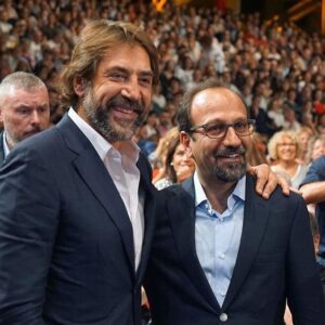 Asghar Farhadi Instagram - .
بزرگداشت خاویر باردم با نمایش فیلم اصغر فرهادی

فستیوال فیلم لومیر که در شهر لیون فرانسه برگزار می‌شود، فیلم «همه می‌دانند» را با حضور اصغر فرهادی و خاویر باردم، کارگردان و بازیگر این فیلم نمایش داد.

به گزارش خبرگزاری خبرآنلاین، فستیوال فیلم لومیر، امسال مراسم بزرگداشتی برای خاویر باردم، بازیگر اسپانیایی برگزار کرد که با اکران چند فیلم‌ به انتخاب خود وی از مجموعه فیلم‌هایی که تا کنون بازی کرده است، همراه بود. علاوه‌بر «همه می‌دانند» ساخته اصغر فرهادی، فیلم‌های «زیبا»، «جایی برای پیرمردها نیست»، «زیر آفتاب دوشنبه» هم از این بازیگر روی پرده رفت. 
فستیوال فیلم لومیر هر سال در شهر لیون فرانسه برگزار می‌شود. این فستیوال عموما فیلم‌های کلاسیک سینما از کشورهای مختلف را اکران می‌کند. در کنار آن، برگزاری بزرگداشت و کلاس‌های مختلف را در برنامه خود دارد.

امسال علاوه‌ بر اصغر فرهادی و خاویر باردم سینماگرانی همچون گی‌یرمو دل تورو، آلفونسو کوارون، مونیکا بلوچی، لیو اولمان (بازیگر فیلم‌های برگمان)، ژان پل موندو، برتران تاورنیه و کلود للوش از حاضرین و مهمانان در این فستیوال بودند.

فستیوال فیلم لومیر از سیزدهم اکتبر (۲۱ مهر) آغاز شده و بیست‌ویکم اکتبر (۲۹ مهر) به کار خود خاتمه خواهد داد. 
فیلم «همه می‌دانند» دو هفته پیش نیز به عنوان فیلم افتتاحیه فستیوال فیلم آنتالیا با حضور کارگردان به نمایش در آمد.