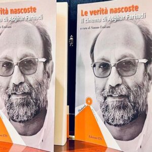Asghar Farhadi Instagram - دو مراسم بزرگداشت برای اصغر فرهادی در ایتالیا در طول هفته گذشته برگزار شد

نخستین مراسم بزرگداشت در ایتالیا، در شهر فلورانس برگزار شده است. در این مراسم که سابقه ای ۶۰ ساله دارد، هر سال  جایزه‌ای با نام «استاد سینما»به هنرمندان تاثیرگذار جهان اهدا می‌شود؛ این جایزه امسال در این مراسم با رونمایی از کتابی به زبان ایتالیایی درباره سینمای اصغر فرهادی با عنوان «حقایق پنهان: سینمای اصغر فرهادی» به این فیلمساز ایرانی داده شد. این جایزه پیش از فرهادی به هارولد پینتر،اینگمار برگمان، استنلی کوبریک، میکل آنجو آنتونیونی، تئو آنجلوپلوس، پائولو سورنتینو، ماریو مارتونه، ویتوریو استورارو، داریو آرجنتو و… تعلق گرفته است. اصغرفرهادی پس از «کوراساوا» دومین چهره غیرآمریکایی و غیر اروپایی است که این جایزه را دریافت کرده. 

دومین بزرگداشت روز نوزدهم جولای در شهر گوریتزیای ایتالیا و در چهل و یکمین مراسم جوایز بین‌المللی سرجیو آمیدی برگزار شد. این جایزه که به نام جایزه‌ی «مولف»شناخته شده، به کارگردان یا فیلمنامه‌نویسی اهدا می‌شود که مسیر سینمایی‌اش به طور خاص سینمای جهان را تحت تاثیر قرار داده است. برگزارکنندگان این مراسم در بیانیه اهدای این جایزه به فرهادی نوشته‌اند:"امسال جایزه «مؤلف» به  اصغر فرهادی اهدا می‌شود. این جایزه در راستای هنر استثنایی وی در حکایت کردن از انسان‌های حقیقی در دنیایی واقعی، به او تعلق می‌گیرد. اصغر فرهادی توانسته از لابلای روایت شخصیت‌هایی که در تردیدها، اختلاف‌ها و تضادها غرق هستند، مفاهیم و ارزش‌هایی جهانی را حکایت کند “

پیش از فرهادی، این جایزه به افرادی نظیر 
ویم وندرس، کن لوچ، برتران تاورنیه، فابیو کارپی،عباس کیارستمی،ادگار ریتز،سیلویو سولدینی و…… اهدا شده است. فرهادی پیش از این در مراسم جوایز سرجیو آمیدی، با فیلم «جدایی نادر از سیمین» برنده جایزه بهترین فیلمنامه سال ۲۰۱۲ این مراسم شده بود.