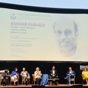Asghar Farhadi Instagram - دو مراسم بزرگداشت برای اصغر فرهادی در ایتالیا در طول هفته گذشته برگزار شد

نخستین مراسم بزرگداشت در ایتالیا، در شهر فلورانس برگزار شده است. در این مراسم که سابقه ای ۶۰ ساله دارد، هر سال  جایزه‌ای با نام «استاد سینما»به هنرمندان تاثیرگذار جهان اهدا می‌شود؛ این جایزه امسال در این مراسم با رونمایی از کتابی به زبان ایتالیایی درباره سینمای اصغر فرهادی با عنوان «حقایق پنهان: سینمای اصغر فرهادی» به این فیلمساز ایرانی داده شد. این جایزه پیش از فرهادی به هارولد پینتر،اینگمار برگمان، استنلی کوبریک، میکل آنجو آنتونیونی، تئو آنجلوپلوس، پائولو سورنتینو، ماریو مارتونه، ویتوریو استورارو، داریو آرجنتو و… تعلق گرفته است. اصغرفرهادی پس از «کوراساوا» دومین چهره غیرآمریکایی و غیر اروپایی است که این جایزه را دریافت کرده. 

دومین بزرگداشت روز نوزدهم جولای در شهر گوریتزیای ایتالیا و در چهل و یکمین مراسم جوایز بین‌المللی سرجیو آمیدی برگزار شد. این جایزه که به نام جایزه‌ی «مولف»شناخته شده، به کارگردان یا فیلمنامه‌نویسی اهدا می‌شود که مسیر سینمایی‌اش به طور خاص سینمای جهان را تحت تاثیر قرار داده است. برگزارکنندگان این مراسم در بیانیه اهدای این جایزه به فرهادی نوشته‌اند:"امسال جایزه «مؤلف» به  اصغر فرهادی اهدا می‌شود. این جایزه در راستای هنر استثنایی وی در حکایت کردن از انسان‌های حقیقی در دنیایی واقعی، به او تعلق می‌گیرد. اصغر فرهادی توانسته از لابلای روایت شخصیت‌هایی که در تردیدها، اختلاف‌ها و تضادها غرق هستند، مفاهیم و ارزش‌هایی جهانی را حکایت کند “

پیش از فرهادی، این جایزه به افرادی نظیر 
ویم وندرس، کن لوچ، برتران تاورنیه، فابیو کارپی،عباس کیارستمی،ادگار ریتز،سیلویو سولدینی و…… اهدا شده است. فرهادی پیش از این در مراسم جوایز سرجیو آمیدی، با فیلم «جدایی نادر از سیمین» برنده جایزه بهترین فیلمنامه سال ۲۰۱۲ این مراسم شده بود.