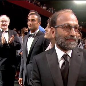 Asghar Farhadi Instagram - .
لحظه‌ی ورود اصغر فرهادی و عوامل «قهرمان» به سالن گرند لومیر فستیوال کن برای نخستین نمایش این فیلم. ۱۳ جولای ۲۰۲۱ 

Video credit: Cannes Film Festival 

#AsgharFarhadi #AHero